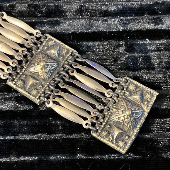 Vintage Alpaca Silver Mexico Mayan Articulated Repousse wide Link Bracelet  7.5” - Picture 5 of 10